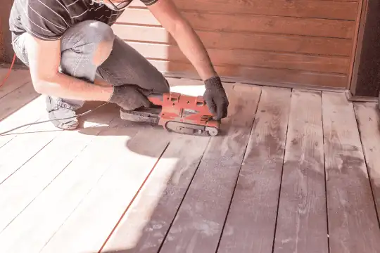 Holzterasse reinigen